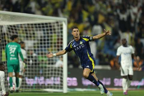 Cristiano Ronaldo tocó el trofeo de la Supercopa de Arabia y sufrió una goleada