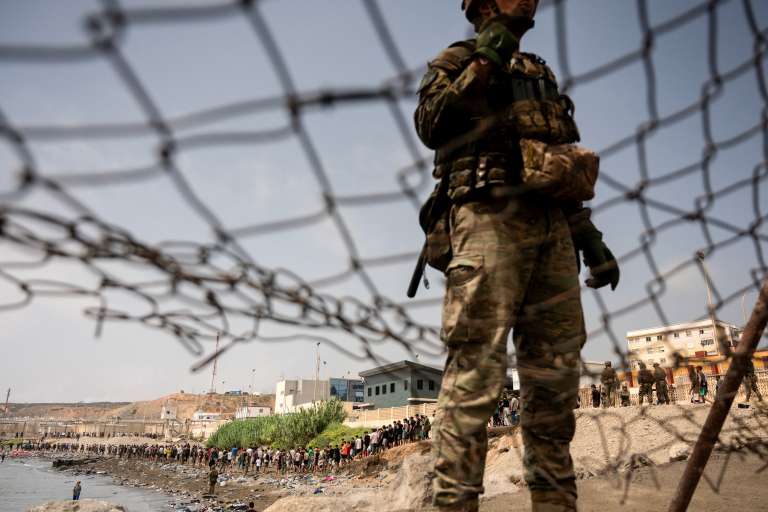 Migrantes regresan a Marruecos tras haber cruzado la frontera para entrar en el enclave español de Ceuta. Se calcula que 48.300 de los 50.000 que ingresaron ya dieron la vuelta.