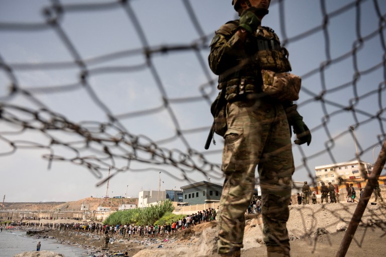 Migrantes regresan a Marruecos tras haber cruzado la frontera para entrar en el enclave español de Ceuta. Se calcula que 48.300 de los 50.000 que ingresaron ya dieron la vuelta.