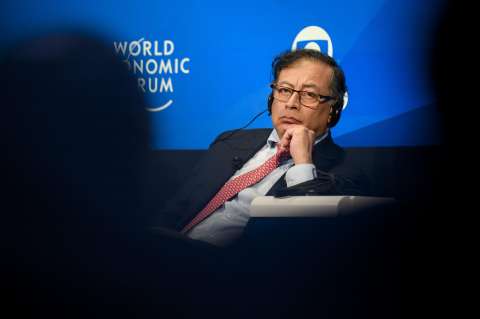 ‘Necesitamos $US 2.500 millones por año para revitalizar la selva’: Petro en Davos