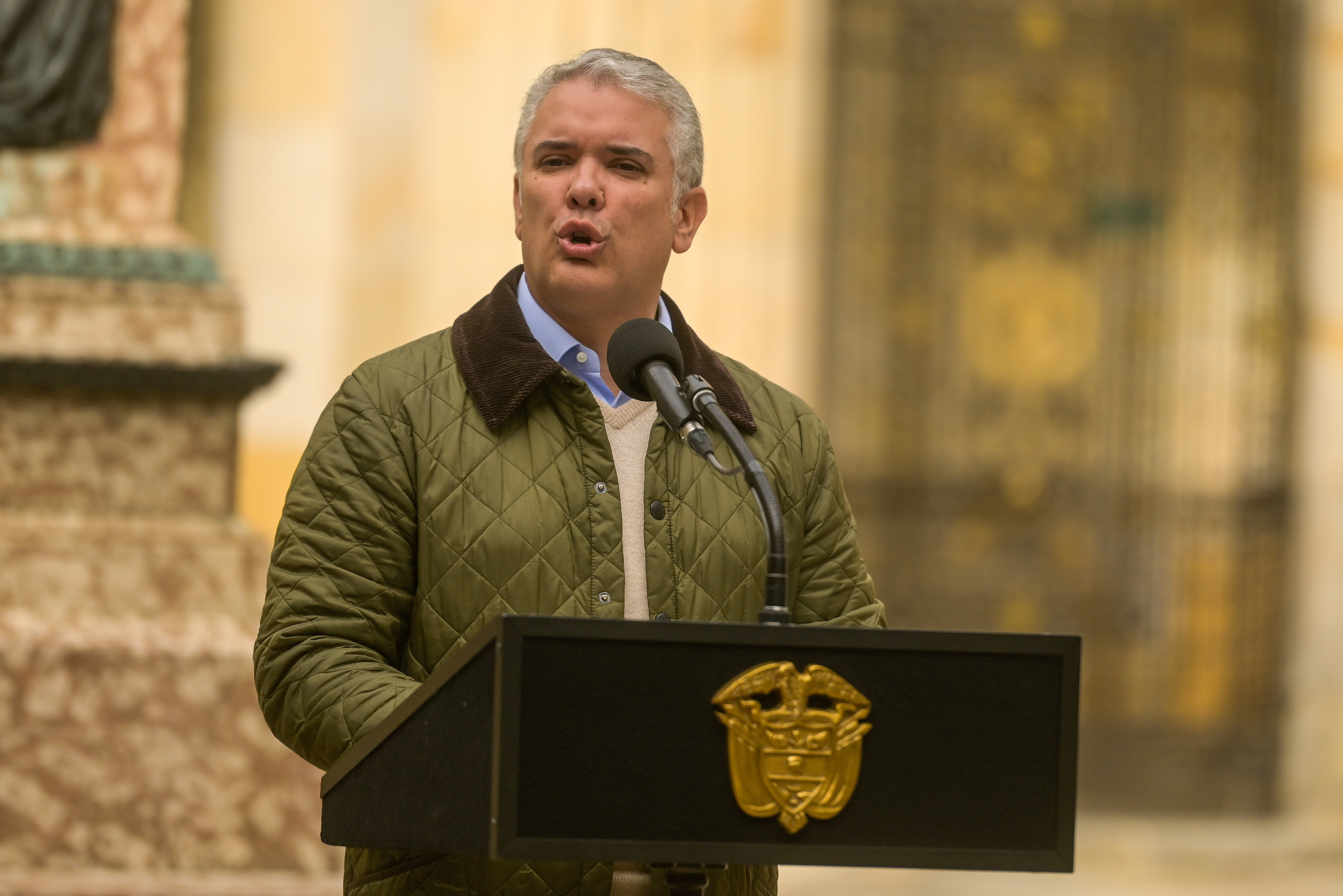BOG01. BOGOTÁ (COLOMBIA), 19/06/2022.- El presidente de Colombia, Iván Duque, pronuncia un discurso después de votar hoy, en Bogotá (Colombia). Duque hizo un llamado este domingo, tras depositar su voto para la segunda vuelta presidencial, a tener "confianza en las instituciones y con plena confianza en el veredicto del pueblo colombiano". EFE/ Natalia Pedraza