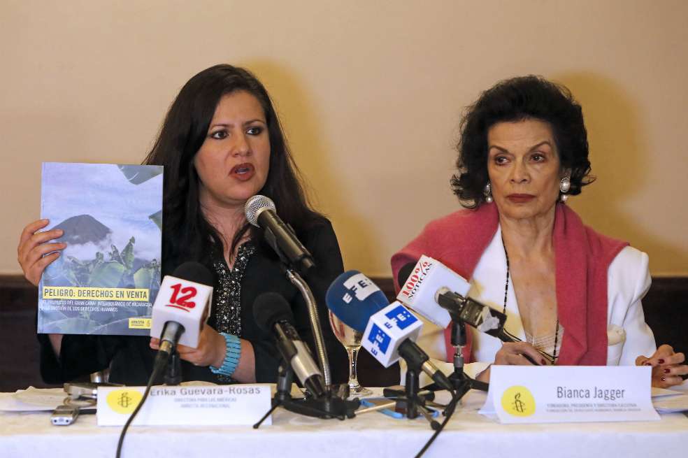 La directora de Amnistía Inrenacional, Erika Guevara junto a a la activista Bianca Jagger presentan el informe sobre el canal interoceánico / AFP