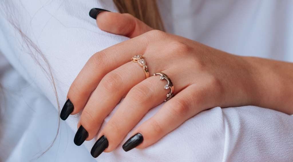 La tendencia black onyx nails promete ser la favorita de muchas esta temporada.