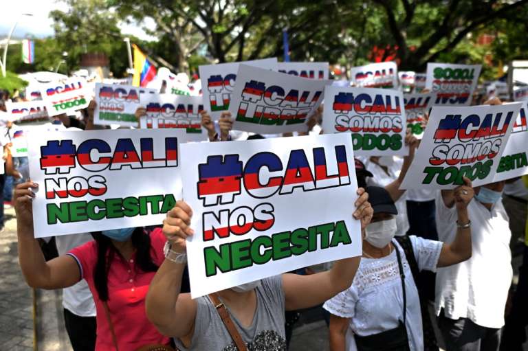 Varios manifestantes sostienen carteleras con las frases "#CaliNosNecesita", "#CaliSomosTodos" y "#CaliLibre". Quienes se movilizaron hicieron un llamado a la unión para superar la crisis social y económica que se vive en la ciudad por cuenta de las manifestaciones.