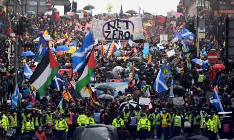 Jóvenes colombianos también marchan por la justicia climática en Glasgow