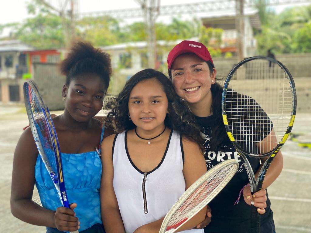 Andrea Archila, creadora de la Fundación Match Tenis, con dos de las beneficiarias.