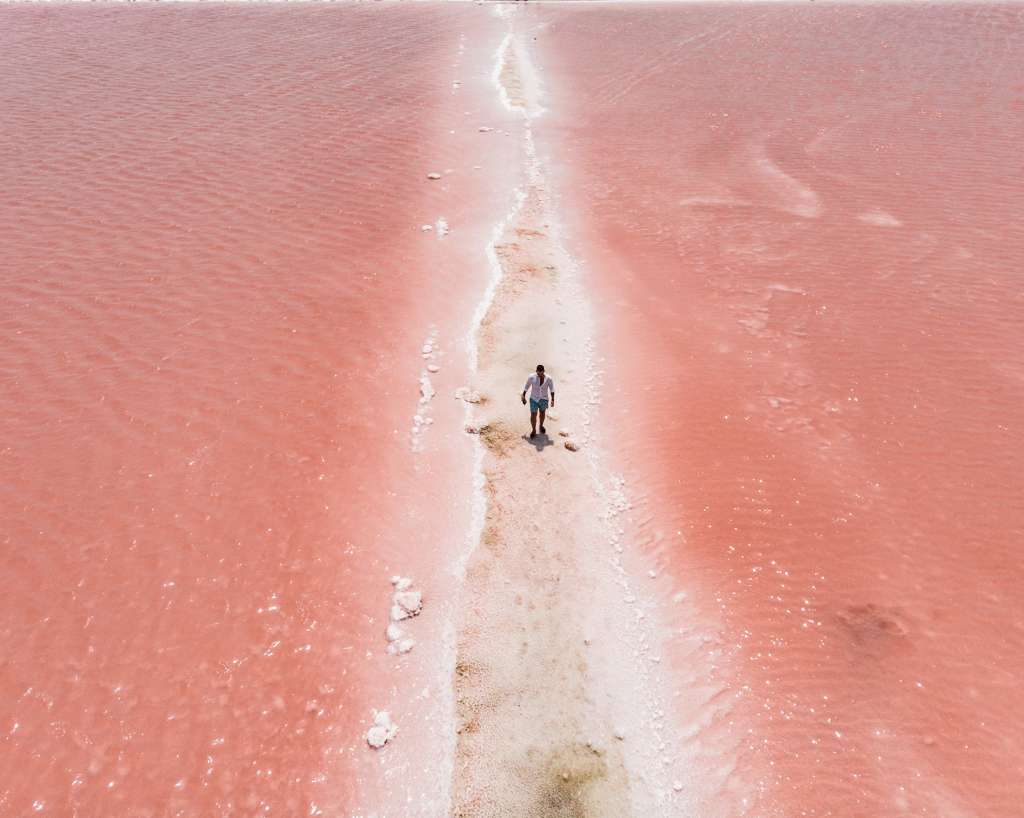 El Mar Rosado de Galerazamba y el Volcán del Totumo son dos maravillas naturales del Caribe colombiano que combinan paisajes únicos, riqueza cultural y experiencias ecoturísticas inolvidables.