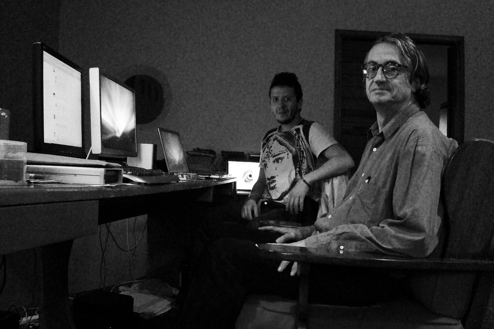 Luis Ospina en su casa con Rubén Mendoza, editando en 2009.Foto: c. Rubén Mendoza. Especial para El Espectador