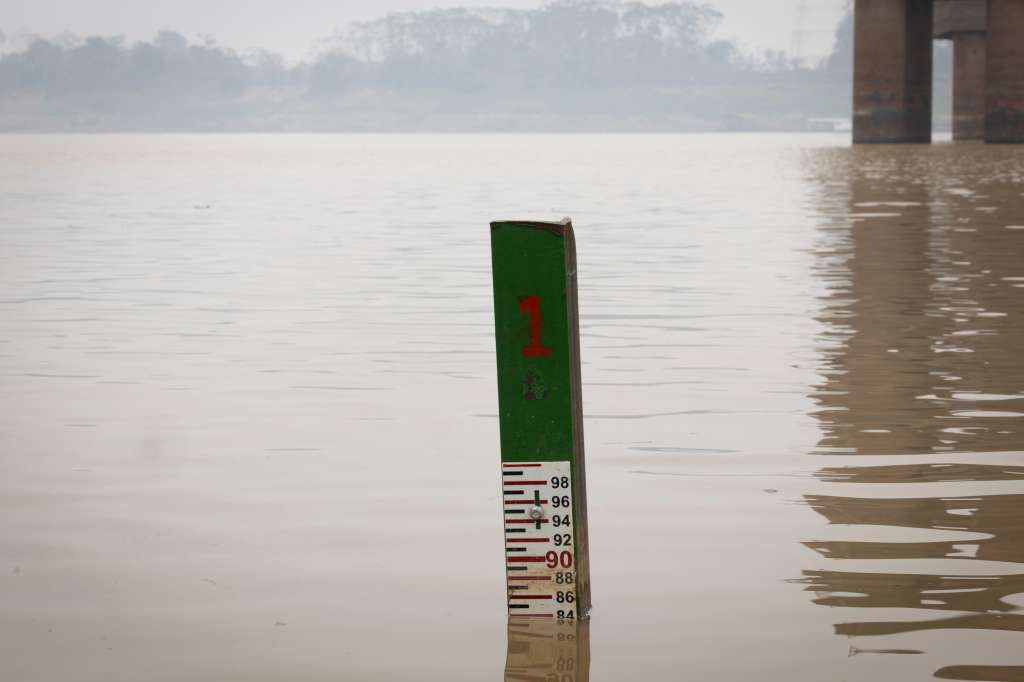 BRA100. PORTO VELHO (BRASIL), 10/09/2024.- Fotografía que muestra una regla de medición del nivel de agua en el río Madeira este martes en Porto Velho (Brasil). El mayor bosque tropical del planeta enfrenta en estos momentos una sequía extrema, que ha dejado a varios ríos amazónicos en sus niveles más bajos de la historia y ha aislado a decenas de comunidades rurales, además de favorecer la propagación de incendios. EFE/ Isaac Fontana