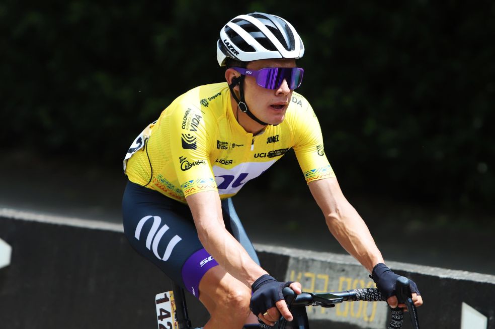 Rodrigo Contreras, con la camiseta de líder del Tour Colombia.