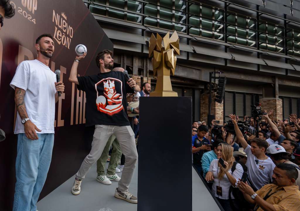 MEX6933. MONTERREY (MÉXICO), 06/05/2024.- El presidente de la Kings México, Miguel Layún (i), y el presidente de la Kings España, Gerard Pique (c), participan en el sorteo de la Kings World Cup este lunes, en el Parque Fundidora de la ciudad de Monterrey (México). El sorteo para definir los partidos de la Kings World Cup, que se disputará en México del 26 de mayo al 8 de junio de 2024, se celebró este lunes con la presencia de los exfutbolistas Gerard Piqué y Miguel Layún, presidentes de la Kings League española y mexicana, respectivamente. EFE/ Miguel Sierra