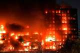 Incendio devora un edificio residencial en Valencia (España)