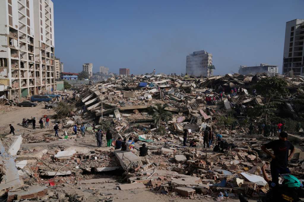 Las personas en La Guaira, Venezuela, buscan entre los escombros tras los terremotos.