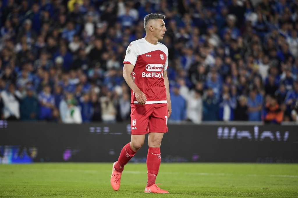 Jugador de Santa Fe durante el compromiso ante Millonarios en el Estadio El Campin de Bogotá