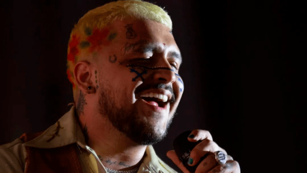 Aparte de los tatuajes que en su momento se hizo en honor de Belinda, se dice que la telaraña que tiene en la frente es en honor a Cazzu.