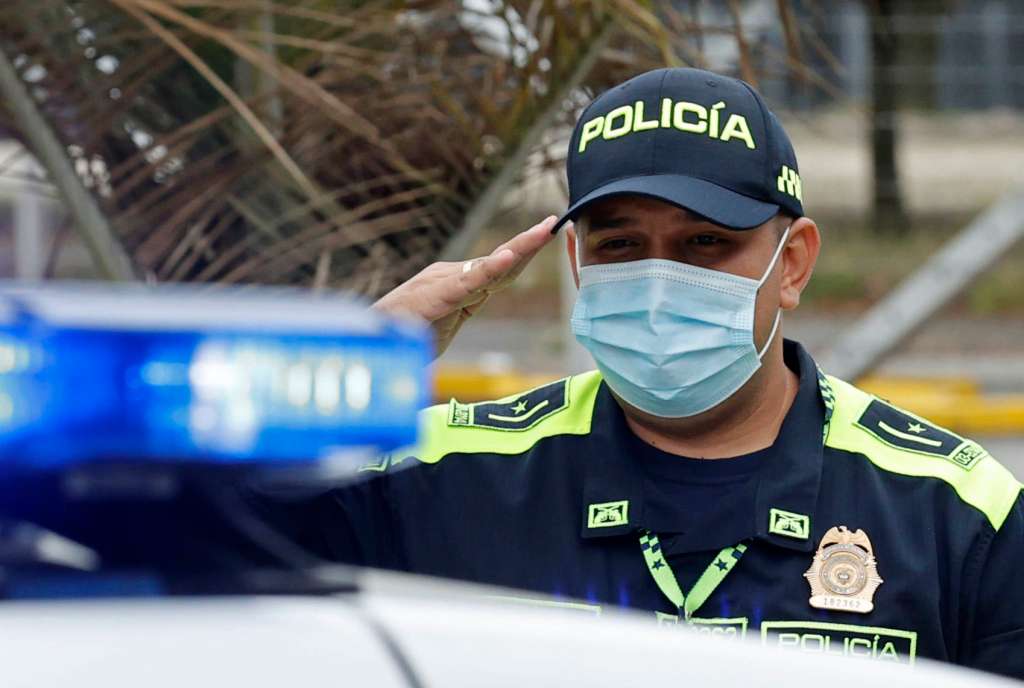 -FOTODELDÍA- AME3958. BOGOTÁ (COLOMBIA), 03/09/2022.- Agentes de policía participan en una ceremonia en honor a sus compañeros que murieron durante una emboscada en el departamento del Huila, hoy, en Bogotá (Colombia). La Policía Nacional de Colombia homenajeó este sábado a los siete agentes asesinados en una emboscada en el departamento del Huila (suroeste) el día anterior. EFE/ Mauricio Dueñas Castañeda