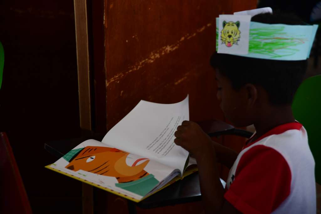 Escritora en la Escuela de Puerto Rey durante la lectura de su libro infantil Tío Conejo Está Enamorado