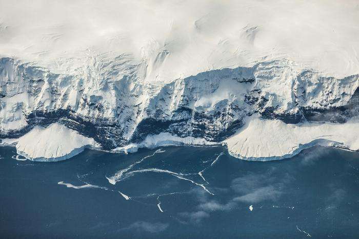El hielo antártico se une con la costa rocosa. Los investigadores trazaron las características del paisaje desde el acantilado costero de la Tierra de la Reina Maud, de dos kilómetros de altura, hasta las montañas subglaciales de Gamburtsev, enterradas bajo una capa de hielo de entre 1 y 3 km.