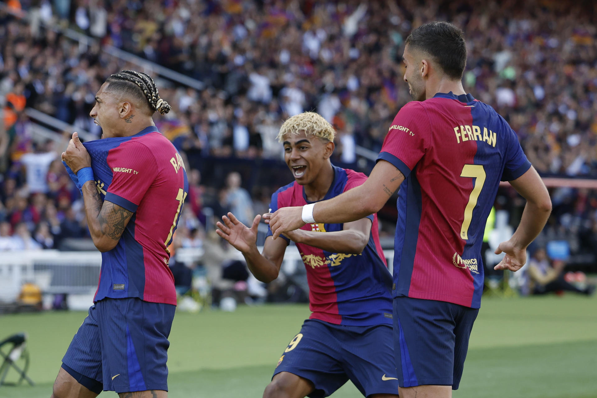 BARCELONA, 11/05/2025.-El delantero del Barcelona Raphinha celebra su segundo gol contra el Real Madrid con Lamine Yamal y Ferrán Torres, durante el partido de la jornada 35 de LaLiga EA Sports entre el Barcelona y el Real Madrid, este domingo en el Estadi Olímpic Lluís Companys.-EFE/ Alberto Estévez