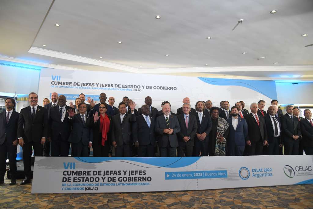 -FOTODELDÍA- AME8625. BUENOS AIRES (ARGENTINA), 24/01/2023.- Los jefes y jefas de Estado posan hoy para la foto grupal durante la jornada inaugural de la VII Cumbre de la Celac en Buenos Aires (Argentina). La VII Cumbre de la Comunidad de Estados Latinoamericanos y Caribeños (Celac) comenzó este martes en Buenos Aires con la cancelación, en la víspera, del viaje del presidente de Venezuela, Nicolás Maduro, y la vuelta al foro multilateral del brasileño Luiz Inácio Lula da Silva. EFE/Enrique García Medina