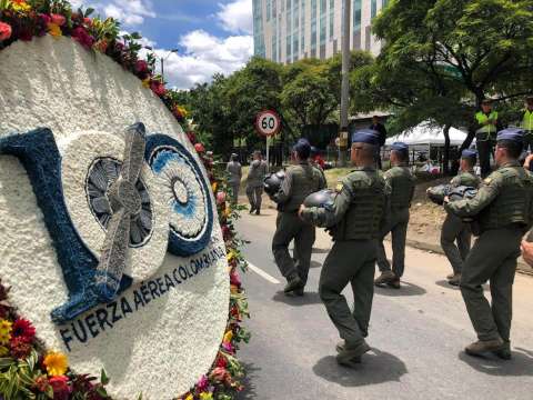 Dos militares murieron al caer de un helicóptero durante desfile en Feria de las Flores