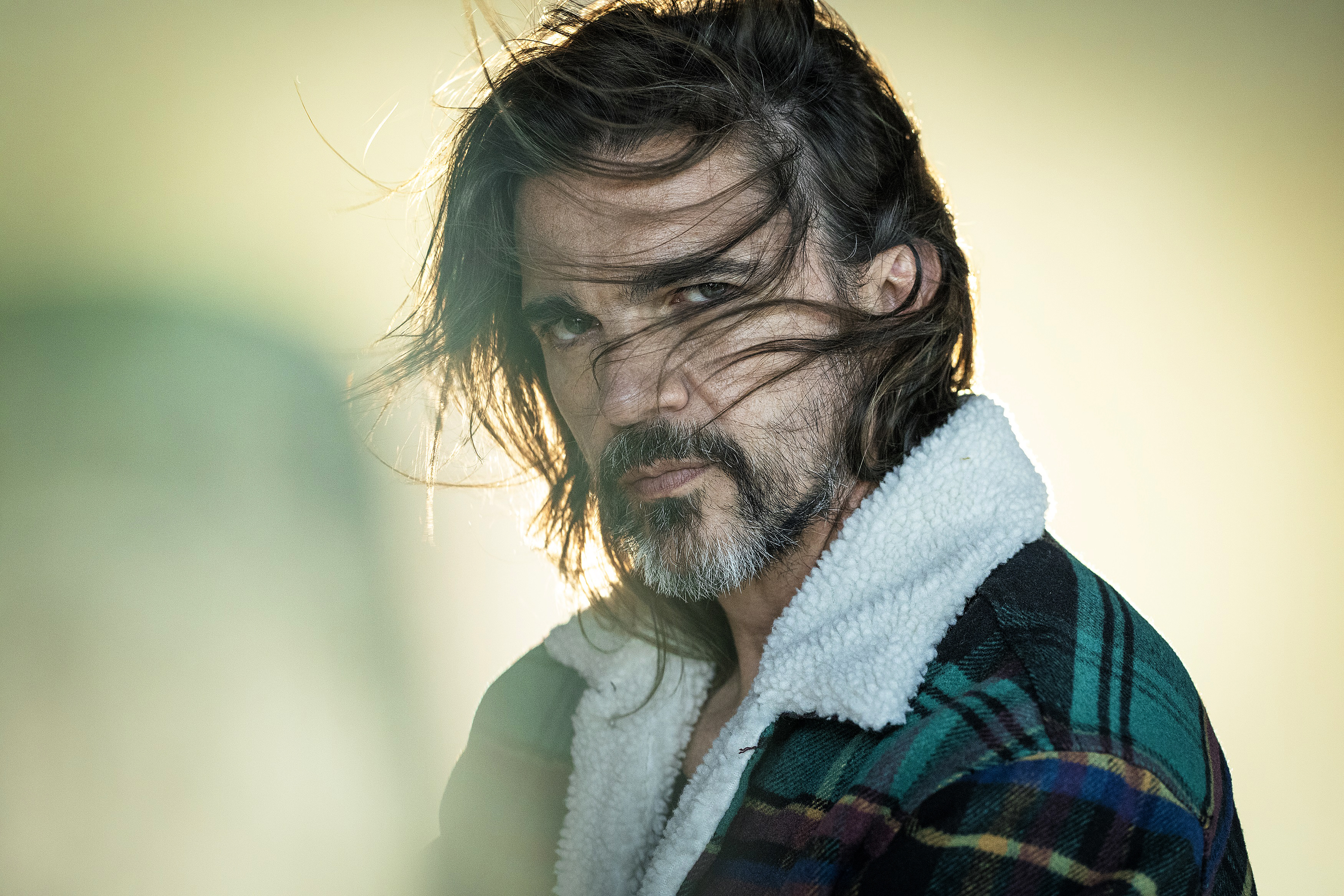 MEX3046. CIUDAD DE MÉXICO (MÉXICO), 21/08/2023.- Fotografía cedida hoy por Andrés Sierra del cantante colombiano Juanes mientras posa durante una sesión fotográfica. El cantante colombiano Juanes, quien se presentará en México el próximo 19 de octubre, consideró este lunes que las recientes prohibiciones de interpretar corridos tumbados en algunos lugares del país no son la solución contra la violencia. EFE/ Andrés Sierra /SOLO USO EDITORIAL/SOLO DISPONIBLE PARA ILUSTRAR LA NOTICIA QUE ACOMPAÑA (CRÉDITO OBLIGATORIO)