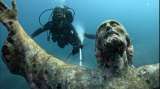 Limpian la escultura del Cristo del Abismo a 17 metros bajo el mar en Italia