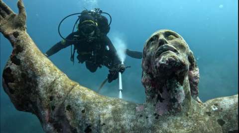 Limpian la escultura del Cristo del Abismo a 17 metros bajo el mar en Italia