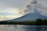 Evacúan a 100.000 personas por riesgo de erupción de volcán en Balí