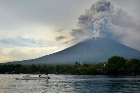 Evacúan a 100.000 personas por riesgo de erupción de volcán en Balí