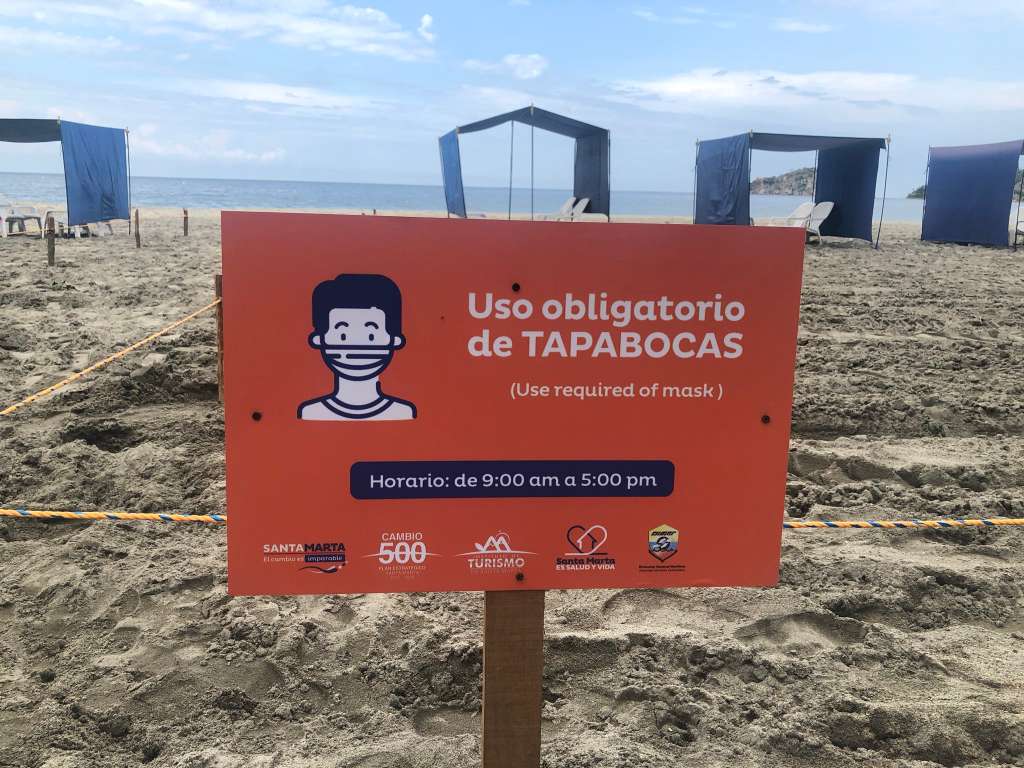 Turistas retornan a las playas de Santa Marta, tras de seis meses de cierre, con estrictos protocolos de bioseguridad.
