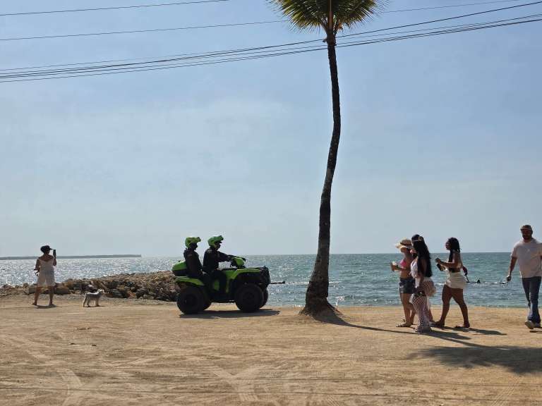 Nuestro último destino es San Antero, un rincón del Caribe cordobés donde el mar, los manglares y la tranquilidad marcan el ritmo de cada jornada. Aquí las playas se combinan con paisajes naturales únicos y experiencias que permiten descubrir otra cara de la costa colombiana.