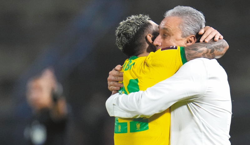 Gabigol, delantero de Flamengo y la selección de Brasil, en un abrazo con Tite, su director técnico. / Ariana Cubillos - AP