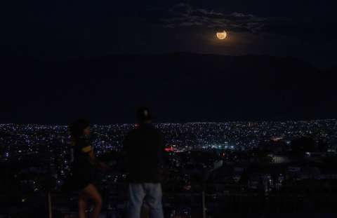 Luna rosa este 12 de abril de 2025: qué significa y a qué hora ver desde Colombia