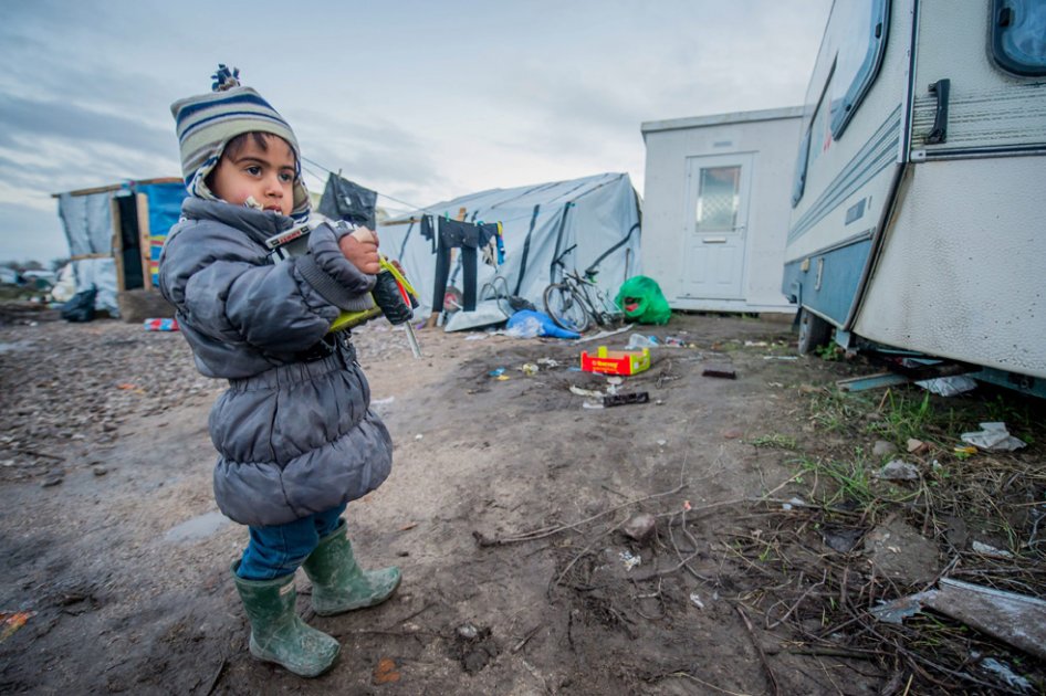 Refugiados en un campamento llamado "La Jungla", en el puerto Calais (Francia). El lugar alberga alrededor de 1500 migrantes que buscan cruzar hacia Reino Unido. / EFE
