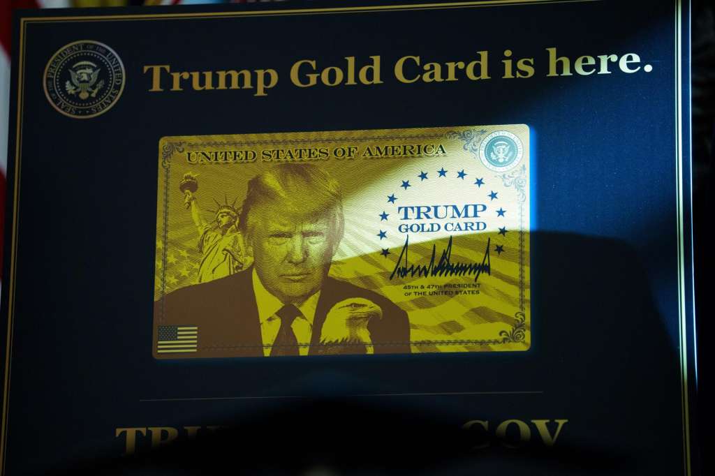Washington (United States), 20/09/2025.- The new Trump Gold Card, a visa program to be overseen by the Secretary of Commerce 'that will facilitate the entry of aliens who have demonstrated their ability and desire to advance the interests of the United States by voluntarily providing a significant financial gift to the nation' is displayed in the Oval Office of the White House in Washington, DC, USA, 19 September 2025. (Estados Unidos) EFE/EPA/Aaron Schwartz / POOL