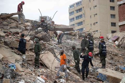 EE. UU. envía a Venezuela 20 máquinas para remover escombros tras los terremotos