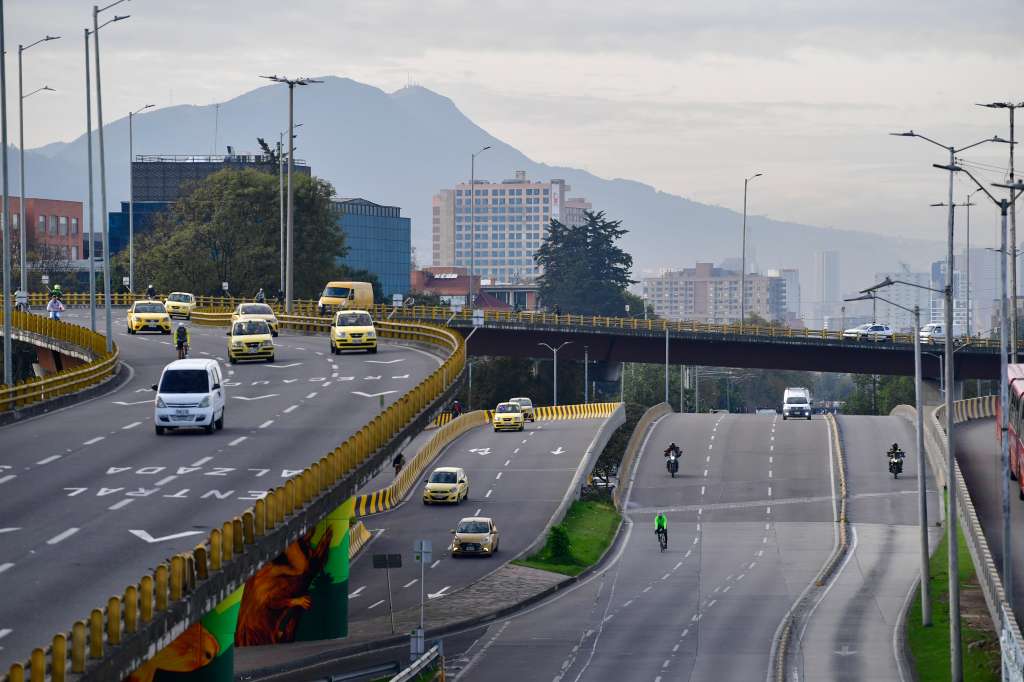 Aspecto de las calles, avenidas de Bogotá y del sistema Transmilenio durante la primera jornada del día sin carro y moto del año 2026