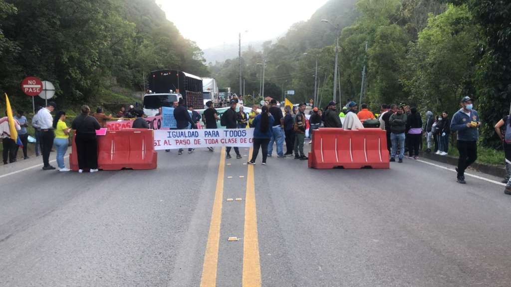 Nuevo bloqueo en la vía al Llano de parte de la comunidad en Cáqueza y Chipaque.