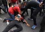Periodista argentino en estado crítico tras ser herido por la policía en protesta