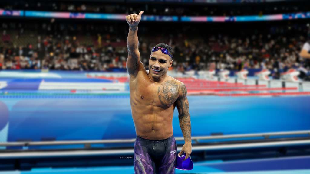 Diagnosticado con acondroplasia, una enfermedad ósea que es ocasionada por una alteración genética y que es la causa del 90 % de los casos de enanismo en el mundo, Carlos Daniel Serrano creció con el sueño de ser un gran atleta. Escogió la natación, aunque le daba miedo el agua. Sin embargo, superó sus temores y se sobrepuso a todas las condiciones para llegar a ser el deportista más ganador en la historia de Colombia.