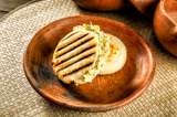 Así se prepara la reina pepiada, la arepa venezolana que se roba todas las miradas