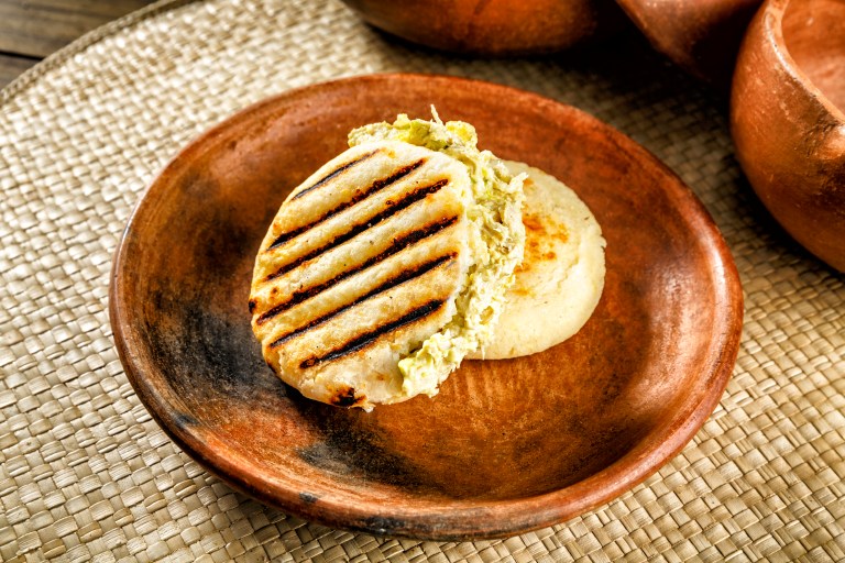 Así se prepara la reina pepiada, la arepa venezolana que se roba todas las miradas