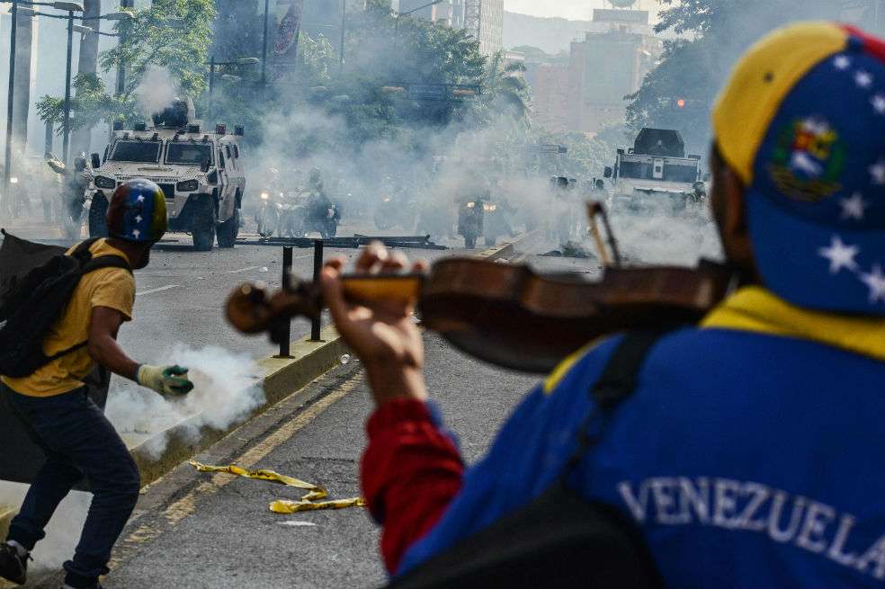 Opositores marchan en Venezuela en contra de la Constituyente de Maduro. / AFP