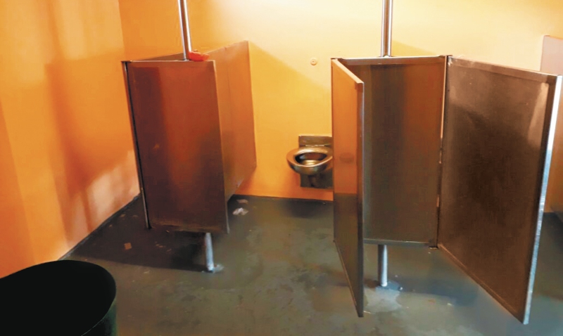 Los reclusos del patio 15 de La Picota aseguraron que pintaron y limpiaron los baños, tras la crisis por los cortes de agua. / El Espectador