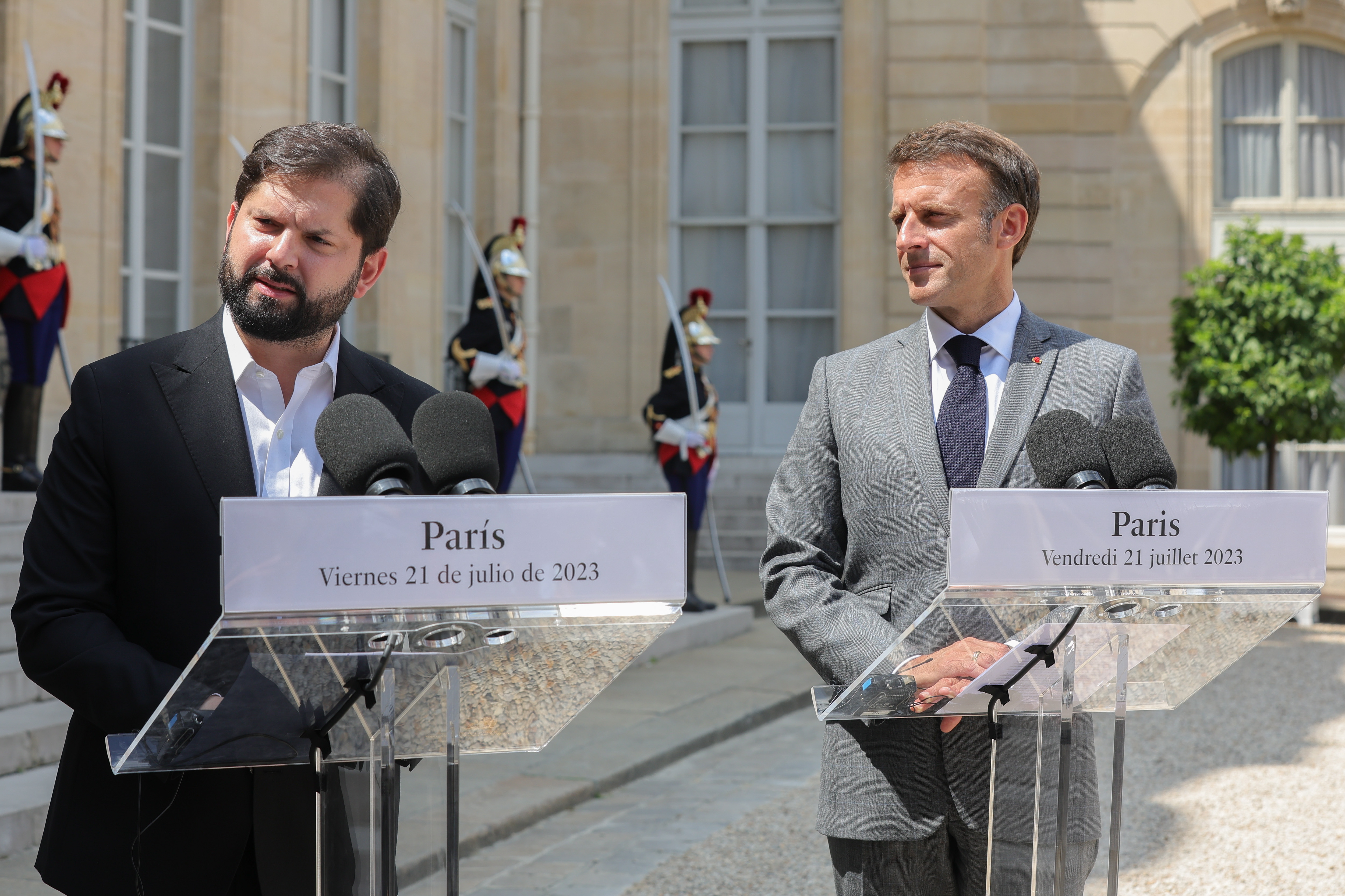 Paris (France), 21/07/2023.- French President Emmanuel Macron (R) and Chilean President Gabriel Boric (L) briefs the press prior to a working lunch at the Elysee Palace in Paris, France, 21 July 2023. (Francia) EFE/EPA/TERESA SUAREZ