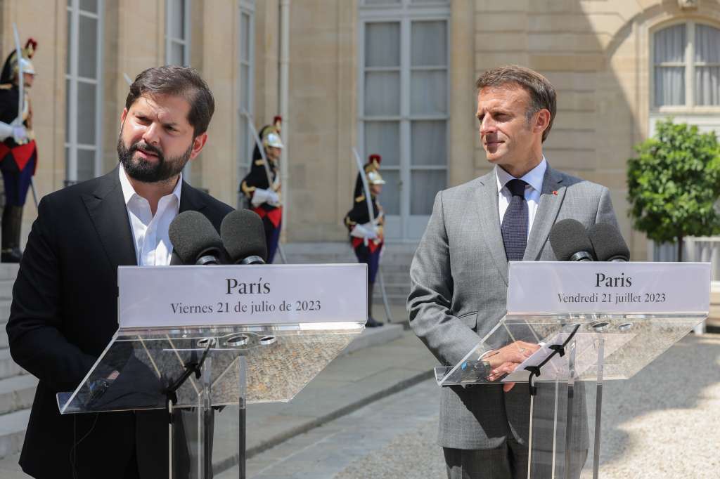 Paris (France), 21/07/2023.- French President Emmanuel Macron (R) and Chilean President Gabriel Boric (L) briefs the press prior to a working lunch at the Elysee Palace in Paris, France, 21 July 2023. (Francia) EFE/EPA/TERESA SUAREZ