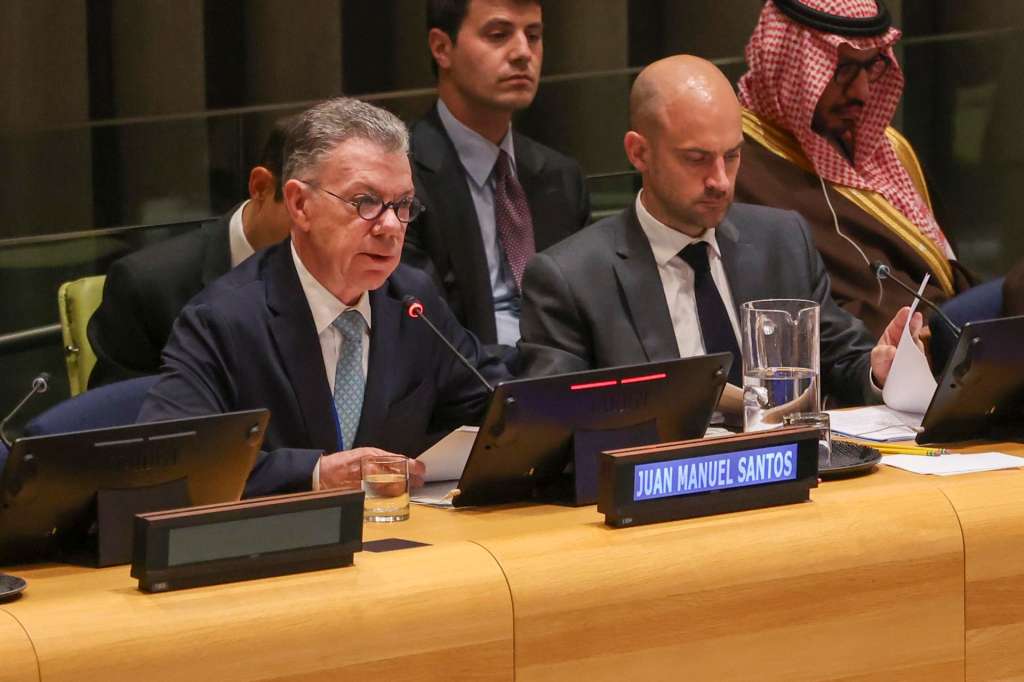 NEW YORK (United States), 28/07/2025.- Former President of Colombia Juan Manuel Santos (L) speaks during a conference on the two-State solution to the Israeli-Palestinian conflict, at the United Nations (UN) headquarters in New York, New York, USA, 28 July 2025. (Nueva York) EFE/EPA/SARAH YENESEL