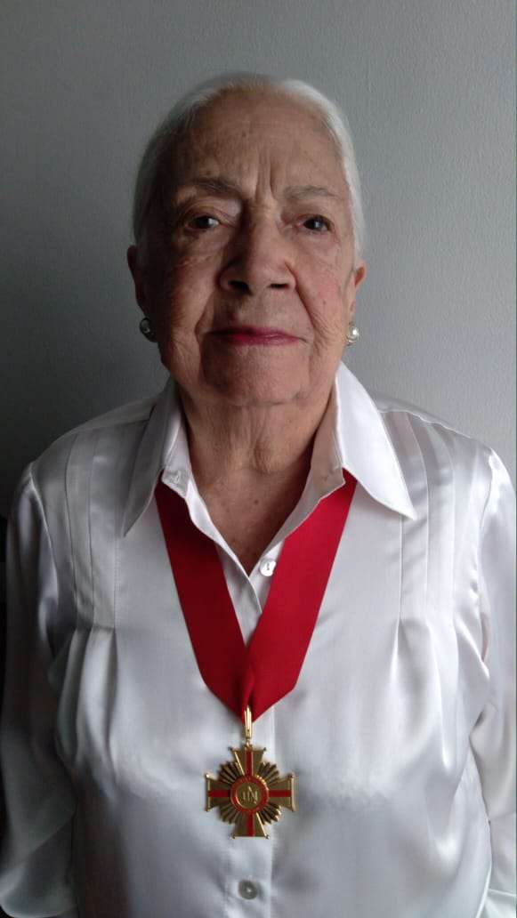 Doña Alicia Dussán con la medalla al mérito que le otorgó una Universidad del Norte. Foto enviada por Helena Reichel el 4 de octubre de 2020.