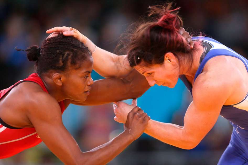 Jackeline Rentería con la luchadora canadiense Tonya Verbeek. Foto: AFP